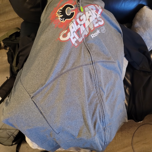 Calgary Flames hoodie - Picture 1 of 2